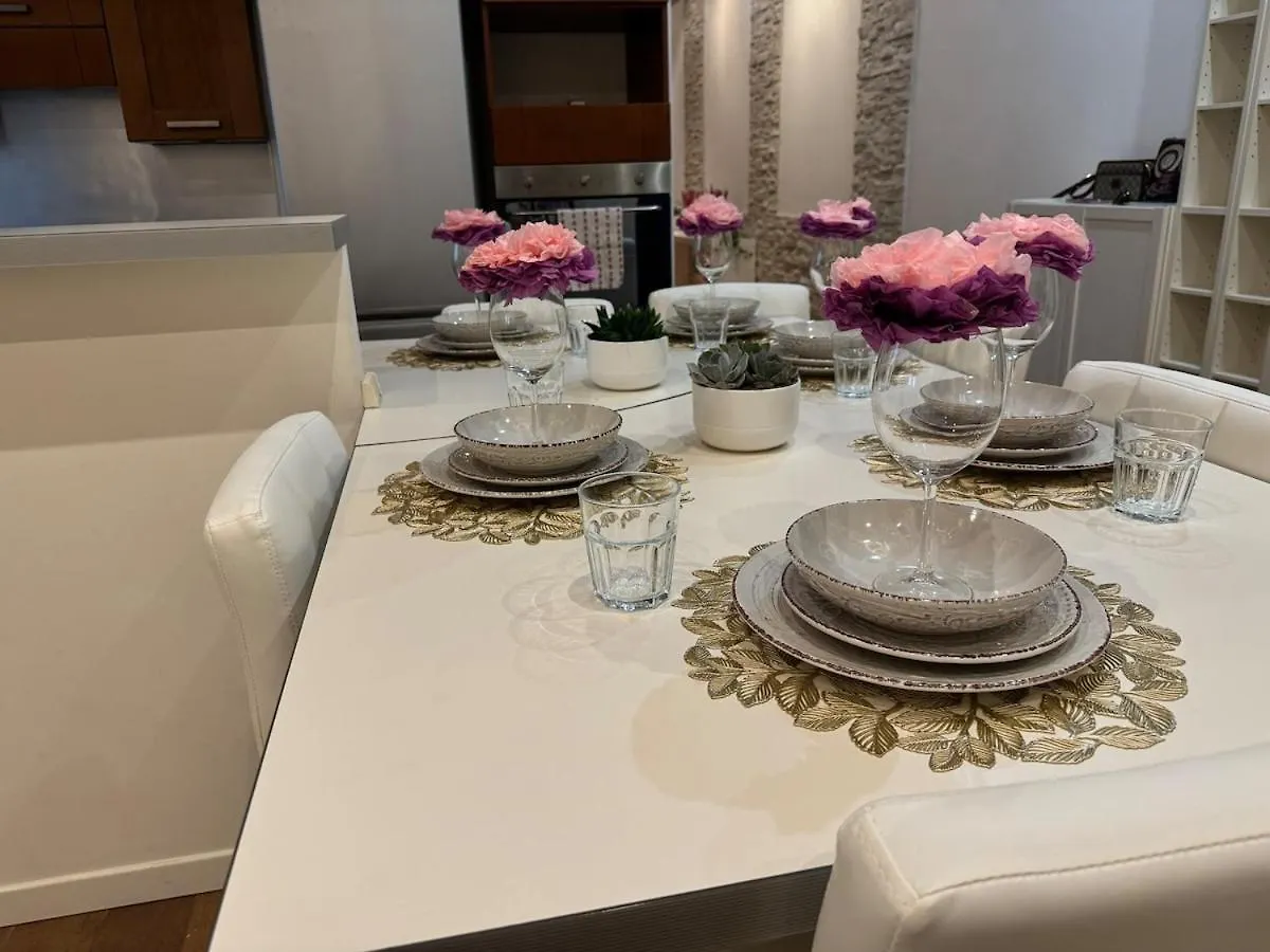 Spacious Three Room Apartment In Corso Vercelli, In The Center Milán Itálie